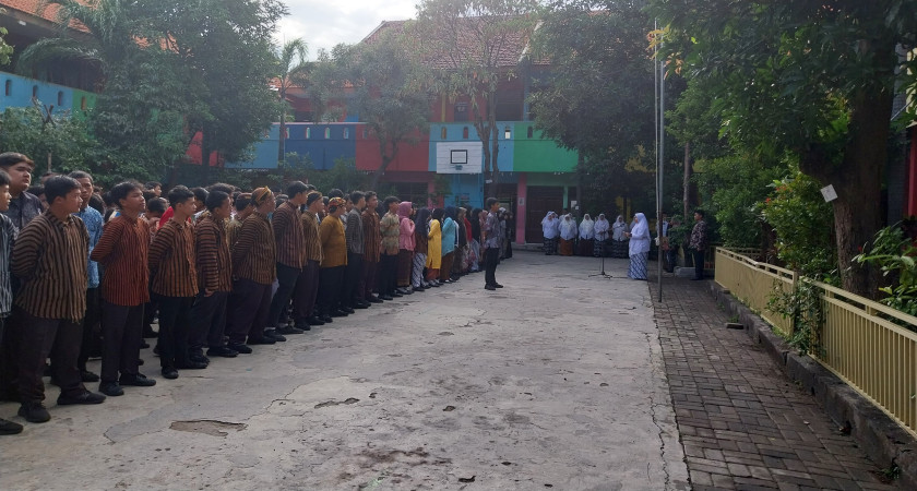 UPT SMP Negeri 1 Pasuruan: Nglestantunaken Budaya Jawa Lumantar Apel Jowo Ben Baja Luhur