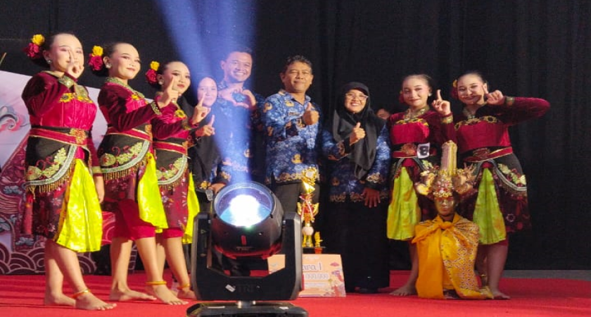 Melestarikan Budaya, Mengukir Prestasi: UPT SMP Negeri 1 Pasuruan Juara 1 di Lomba Tari Tradisional Jawa Timuran