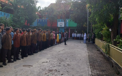 UPT SMP Negeri 1 Pasuruan: Nglestantunaken Budaya Jawa Lumantar Apel Jowo Ben Baja Luhur