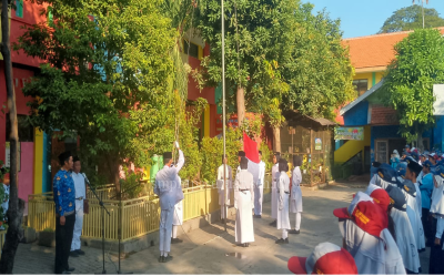 Upacara Pengibaran Bendera di SMP Negeri 1 Pasuruan: Peringatan Hari Kemerdekaan RI ke-79